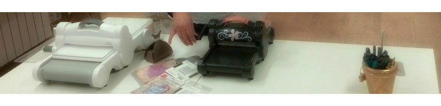 Troqueles y troqueladora son esenciales para el scrapbooking